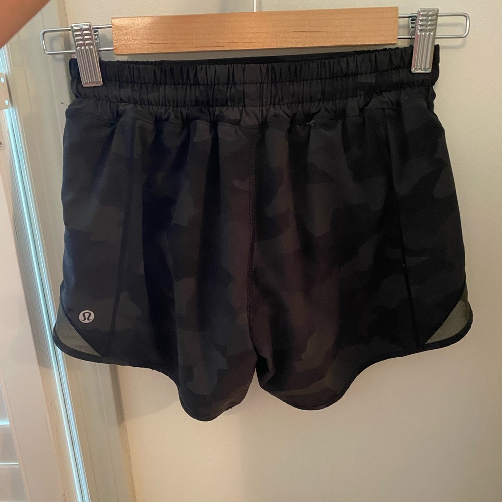 Lululemon Green Camo Hotty Hots 4 in size 4 shorts